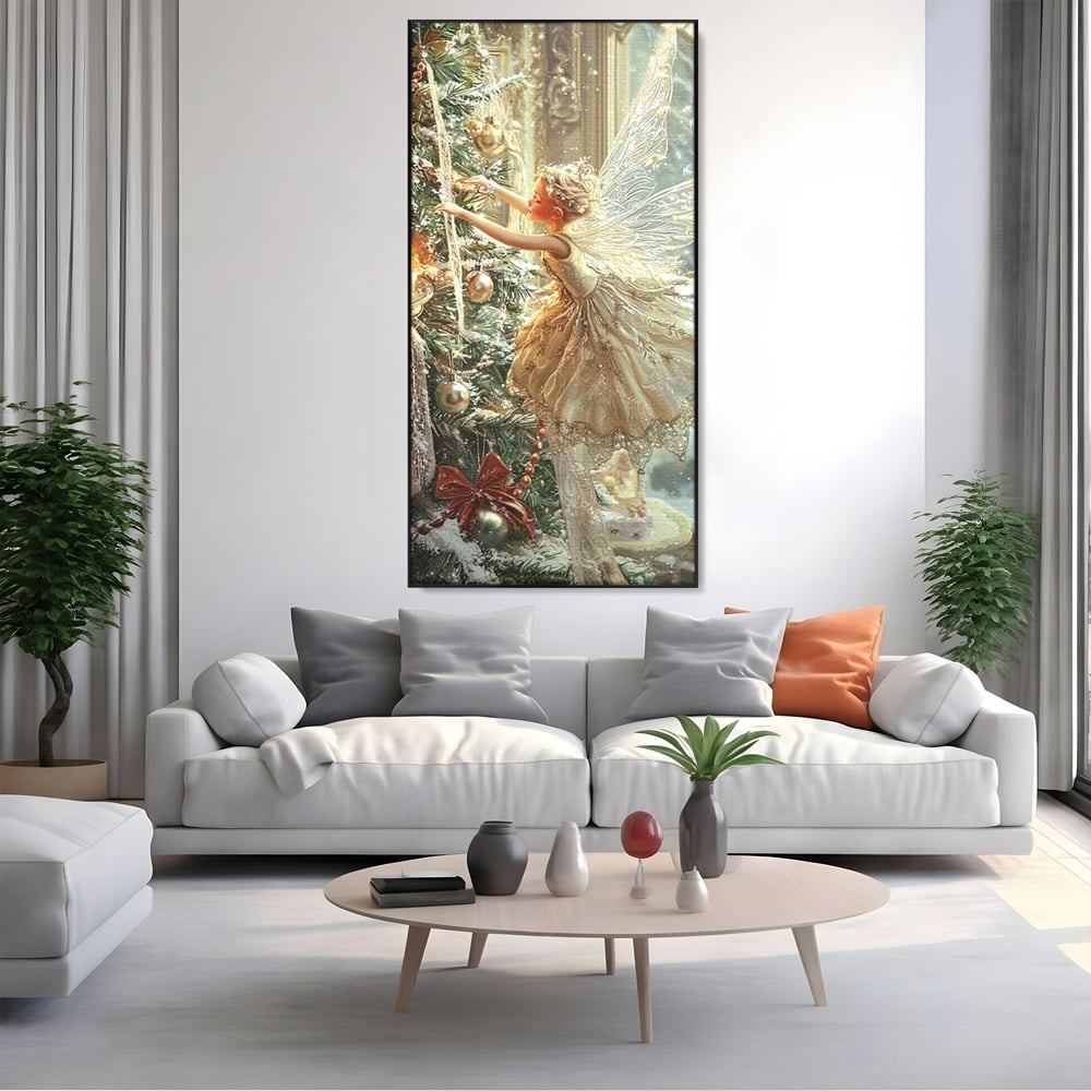 Tablou canvas cu pictura cu zana printre crengile bradului, in rama de aluminiu negru, pe perete intr-un living